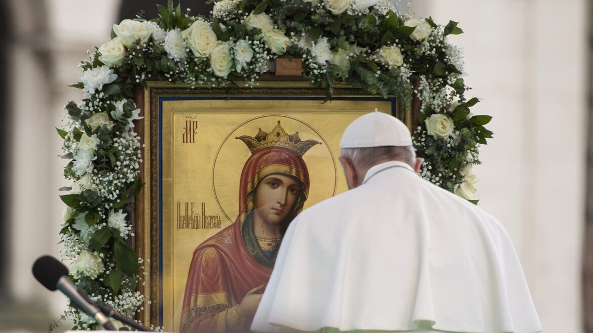 Papa Francesco: “Maria è madre, non dea”. Titoli “a volte esagerati, ma per amore”