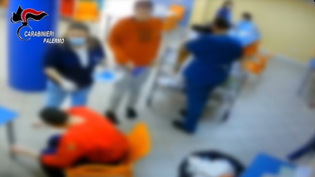 Picchiano e umiliano disabili, arrestati 3 operatori di un centro a Palermo