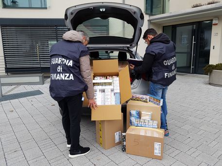 Contrabbando di sigarette tra Palermo e Napoli,blitz Finanza