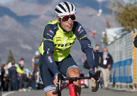Ciclismo: frattura al polso per Nibali, Giro a rischio