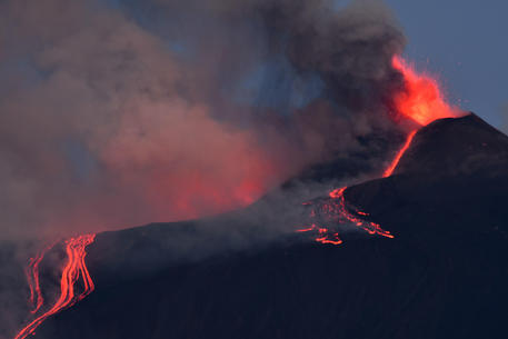 Etna:nuova eruzione,fontana di lava e nube cenere da Sud-Est