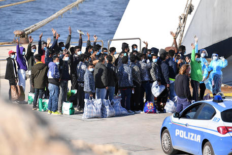 Migranti: attracca nave quarantena, 600 lasciano Lampedusa