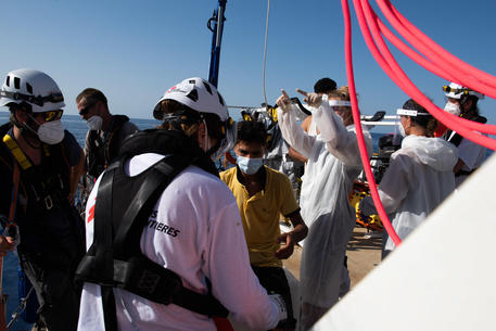 Migranti: due sbarchi in poche ore, in oltre 100 a Lampedusa