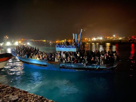 A Lampedusa sbarchi senza sosta,in Libia nuova tragedia