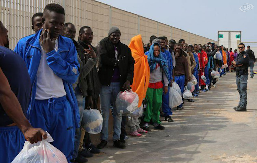 Migranti: mons. Damiano: “Preoccupati per difficili condizioni di accoglienza a Lampedusa”