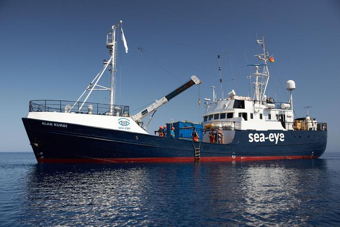 Migranti: a Pozzallo nave Sea Eye con 414 a bordo