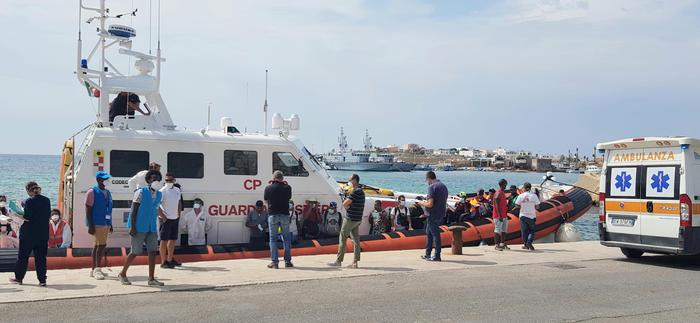 Lampedusa, sbarcate 250 persone nella notte.Tra loro neonato di 5 mesi