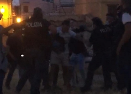 Colpi bottiglia contro agenti, poliziotto ferito a Palermo