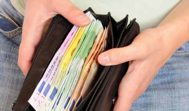 Pantelleria: donna trova portafogli con 1875 euro e lo restituisce