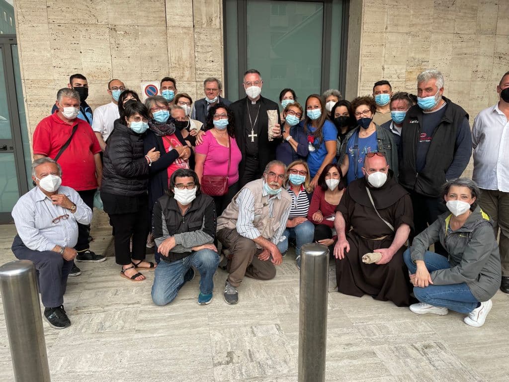 Visita del Vescovo Mons. Di Pietro ai poveri della Stazione di Messina: “Sono venuto da fratello tra fratelli”