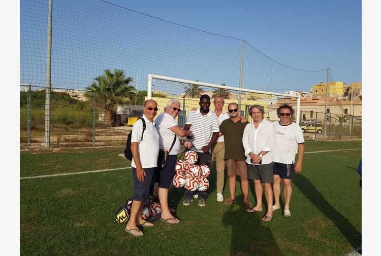Lega Calcio Sicilia-Ussi donano palloni a hotspot Lampedusa