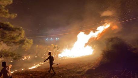 Incendio nella notte a Lipari, case danneggiate