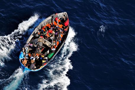Migranti: in 350 e un cadavere in tre sbarchi nel Siracusano