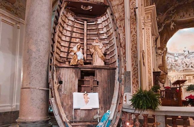 Mazara, in Cattedrale il presepe sulla barca da pesca