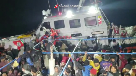 Migranti: altri 5 sbarchi a Lampedusa, hotspot di nuovo pieno