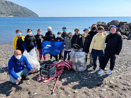 Lipari, alunni ripuliscono spiaggia di Marina Lunga