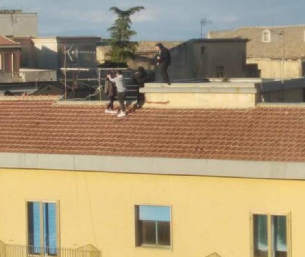 Ragazzi si rincorrono su tetto di casa, indaga la Polizia
