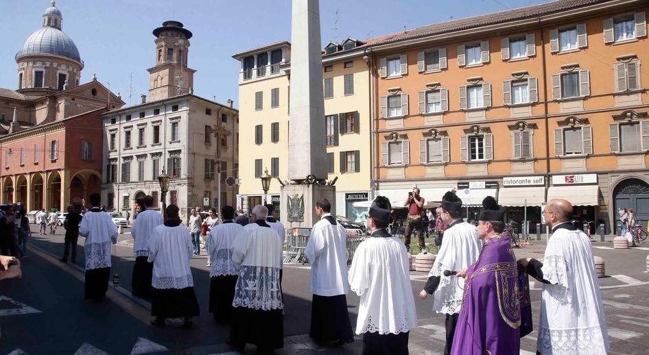 Papa esorta clero siciliano a ritornare al Concilio e a lasciar perdere pizzi e merletti