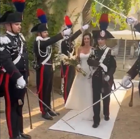 Carabiniera sposa imprenditrice, picchetto d’onore