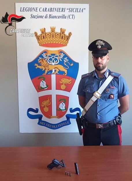 Pistola in auto, arrestato consigliere comunale nel Catanese
