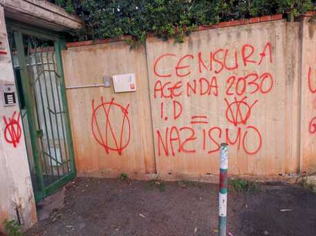 Scritte no vax a Palermo nella sede dell’Ordine giornalisti