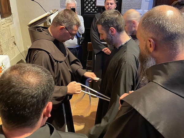 Vestizione del saio francescano alla Verna. Frate siciliano Maestro dei Novizi