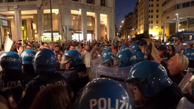 Meloni a Palermo, Polizia carica manifestanti, coinvolta giornalista