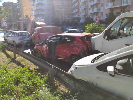 Scontro auto Palermo, 5 feriti Sei mezzi coinvolti, traffico paralizzato