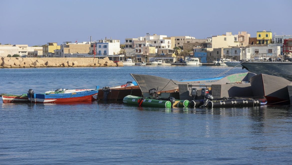 Migranti: Lampedusa, donna muore per ipotermia