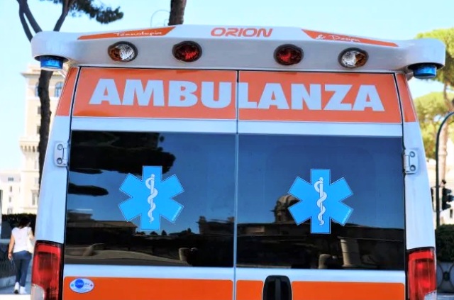 Scontro tra auto e ambulanza, 3 feriti su Palermo-Agrigento