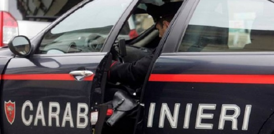 Ubriaca tampona auto dei carabinieri, denunciata