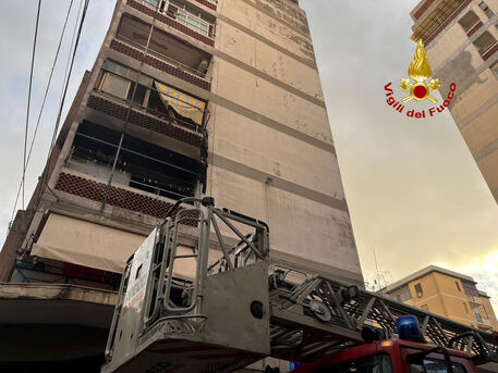 Catania. Fiamme in casa, in nove evacuati da Vigili del fuoco