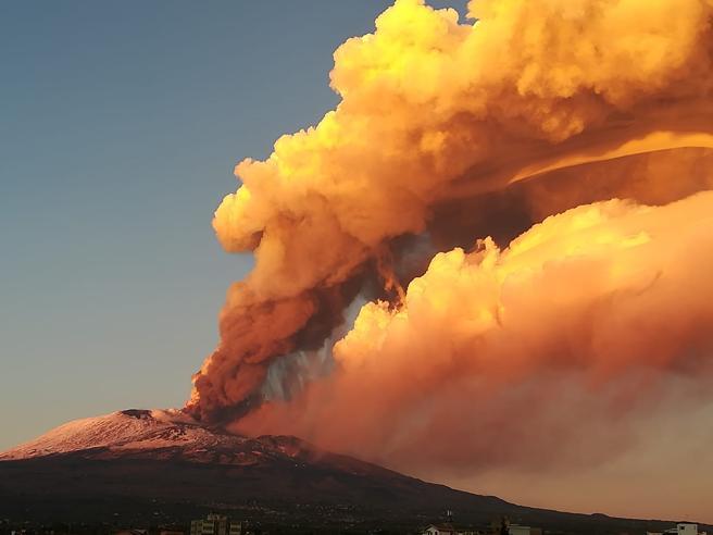 Etna, continua l’attività eruttiva dal cratere di Sud-Est