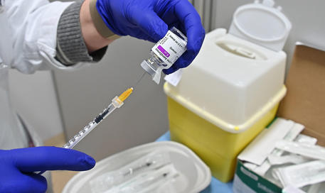 Vaccini: hub aperti fino alle 22 per Astrazeneca
