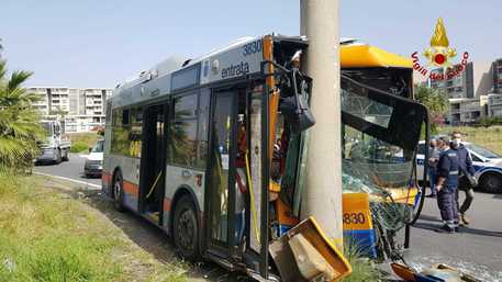 Bus Amt contro palo luce a Catania: sette feriti, due gravi