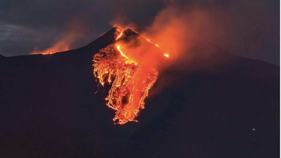 Etna: eruzione notturna, fontana lava e cenere dal Sud-Est