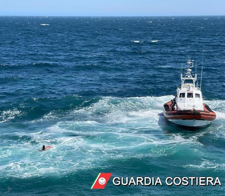 Rischiano di annegare per mare mosso, due ragazzi salvati a Catania