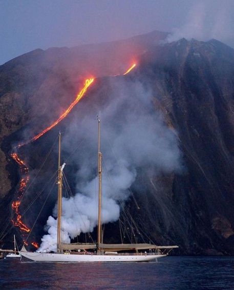 Stromboli: colata lava in mare attrazione per i turisti