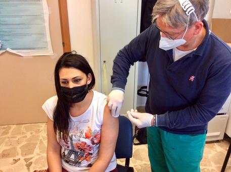 Vaccini: a Lampedusa dose anche a 18enne