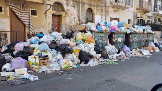 Palermo, emergenza rifiuti in diversi quartieri della città