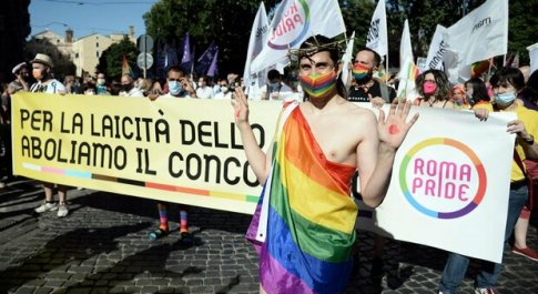 Roma: al Gay Pride sfila anche il Cristo Lgbt, e scoppia la polemica
