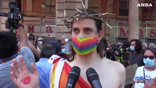 Gay Pride Roma: le ragioni di Andrea Maccarrone, il Cristo arcobaleno