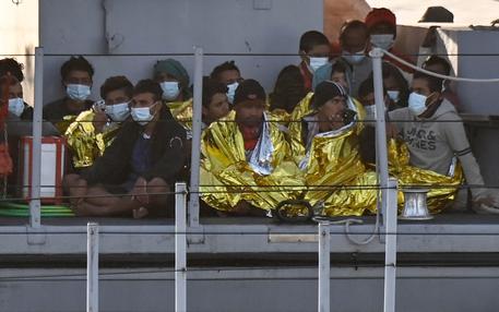 Migranti: naufragio e notte sbarchi a Lampedusa, sono 256