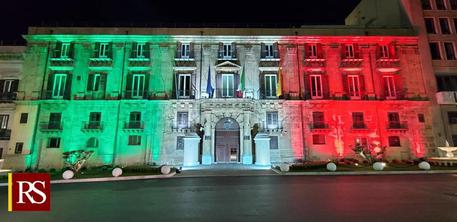 2 giugno: palazzo Regione Sicilia illuminato col tricolore