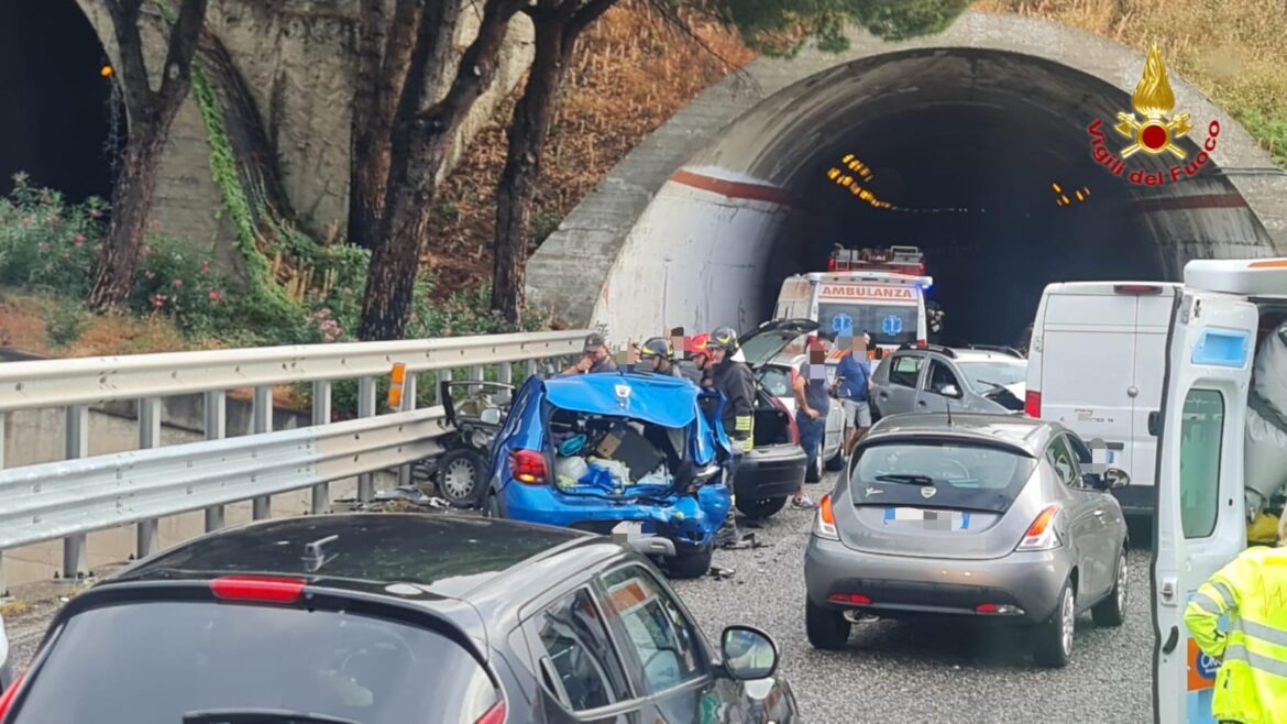 Messina: tamponamento a catena in autostrada, feriti i passeggeri