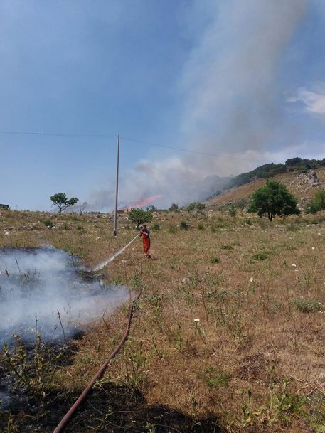 Vuole spegnere fiamme nel Catanese, muore agricoltore