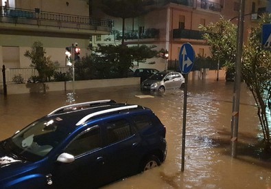Temporale su Palermo, strade allagate e frane