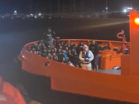 Migranti: 430 sbarcati da peschereccio incagliato a Pozzallo