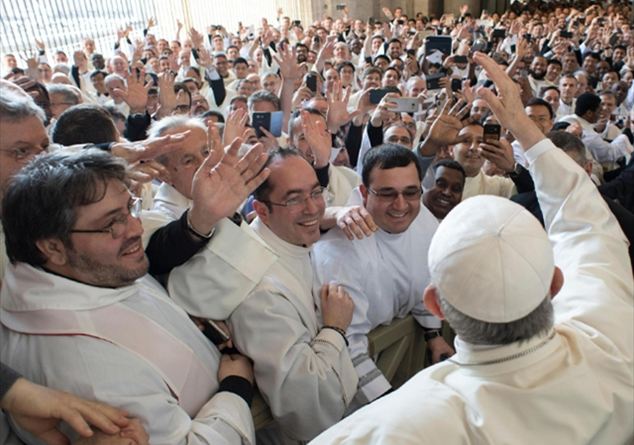 I sacerdoti in Italia: sale l’età media, in calo i preti under 30