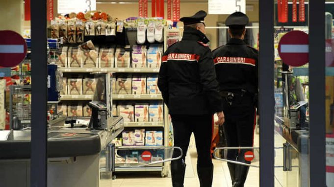 Carabinieri comprano generi alimentari a famiglia indigente